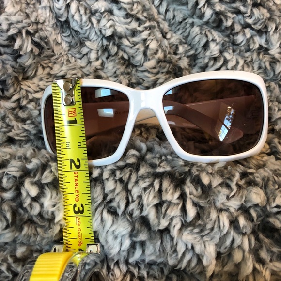 🌞 White Wide Rimmed sunglasses - Picture 7 of 7